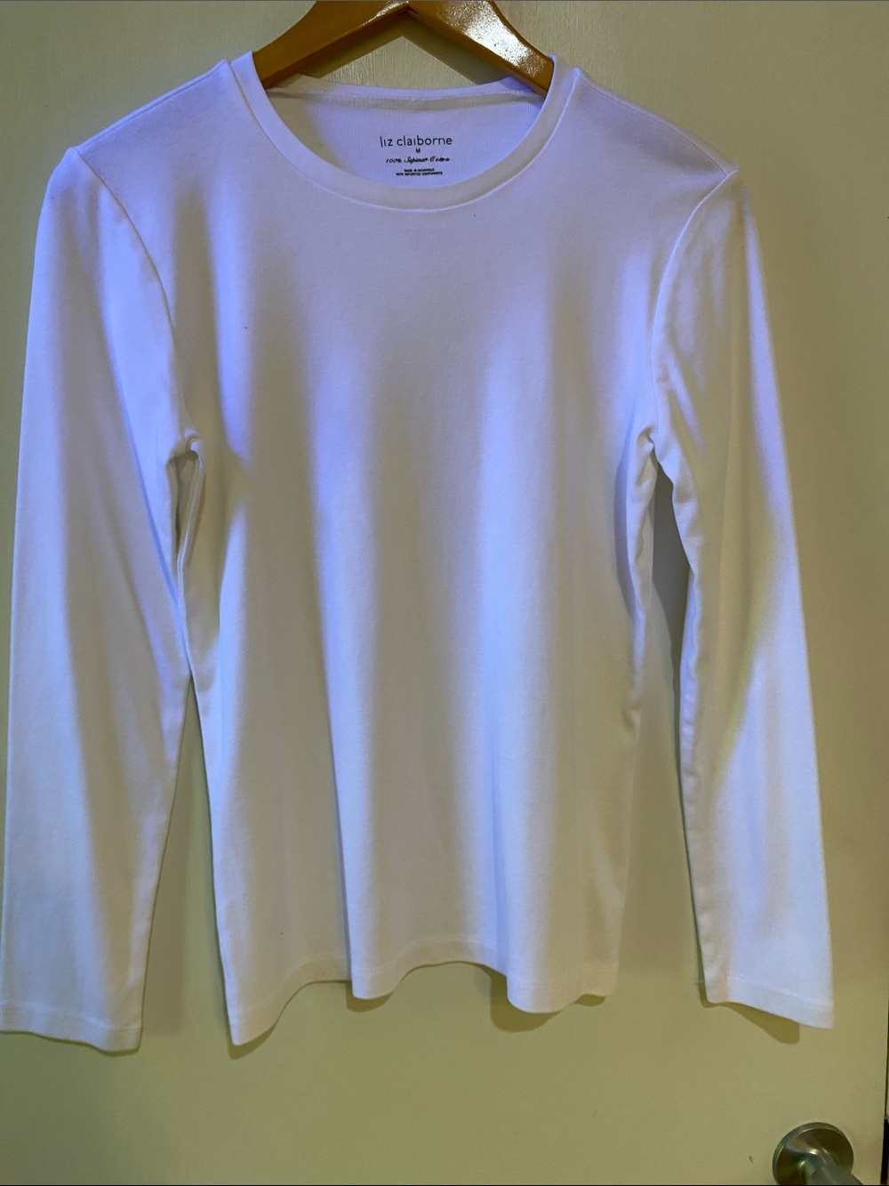 Liz Claiborne White Long Sleeve Crewneck Tee